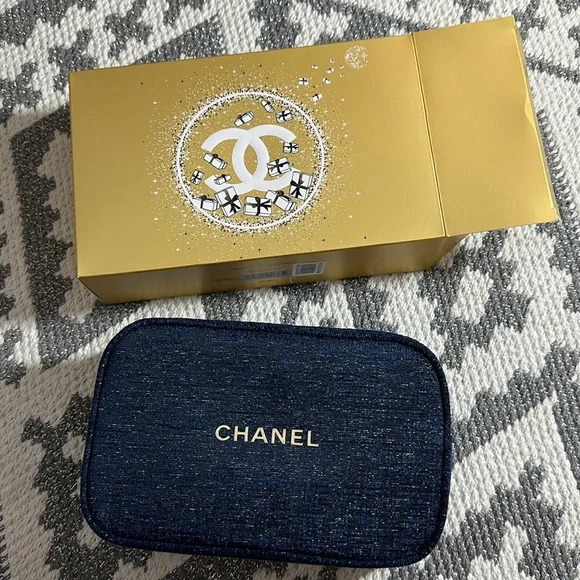 Chanel A Sight to See Mascara Holiday Makeup Set - Picture 2 of 6